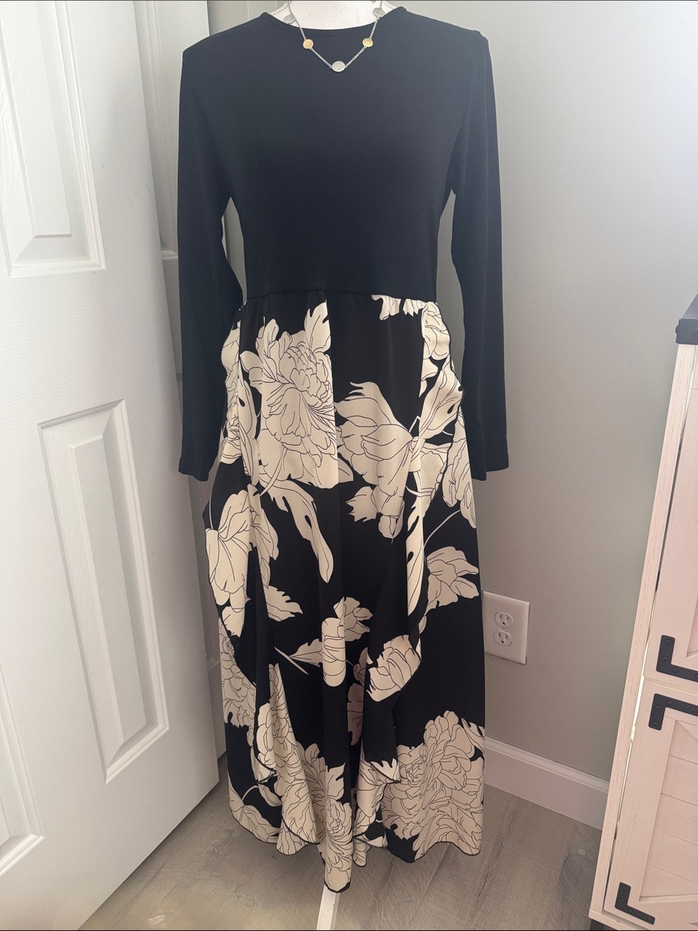 Elegant Black and Cream Long-Sleeve Maxi Dress